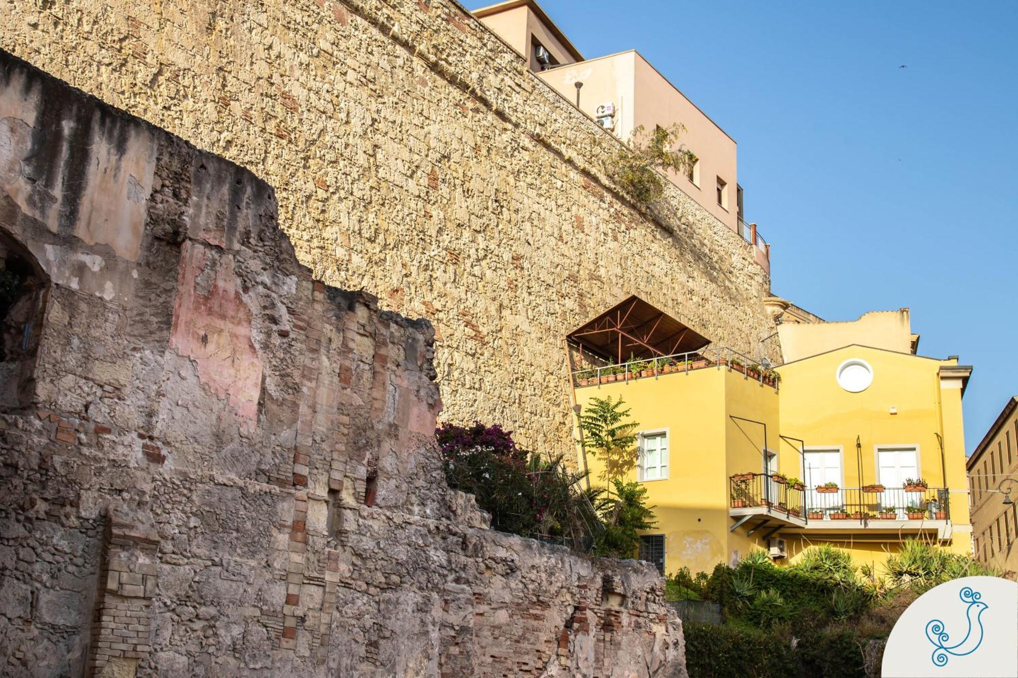 Manno 81 - Charming Historic Apartment カリアリ エクステリア 写真